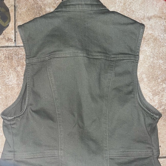 Vest - Picture 2 of 3